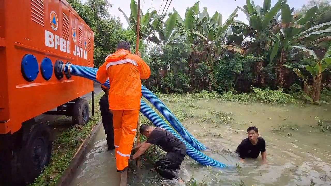 BPBD Tuban mengerahkan mesin pompa untuk menyedot air dari lahan sawah dan mengalirkannya ke sungai avour hingga ke Bengawan Solo. Dok. Pemkab Tuban